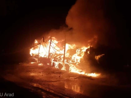Incendiu la Vama de Interior. Un TIR încărcat cu produse textile a luat foc şi a ars în întregime