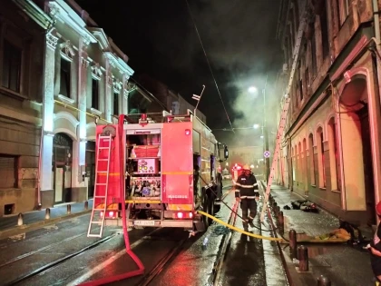 Incendiu pe strada Tribunul Dobra, în Arad! Două persoane intoxicate cu fum, evacuate de pompieri în toiul nopții