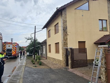 Incendiu provocat de trăsnet la Covăsânț. O persoană a avut nevoie de îngrijiri medicale