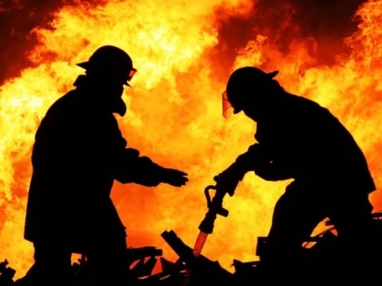 INCENDIU PUTERNIC LA LIPOVA. O SALA DE EVENIMENTE A FOST FACUTA SCRUM