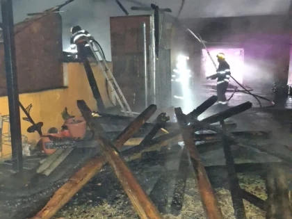 Incendiu puternic la o casă din Apateu. Două persoane au avut nevoie de îngrijiri medicale