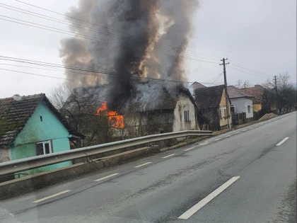 Incendiu puternic la o casă din Odvoș. Proprietarul casei a fost salvat din flăcări