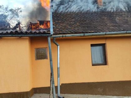 Incendiu puternic la o locuință din Joia Mare