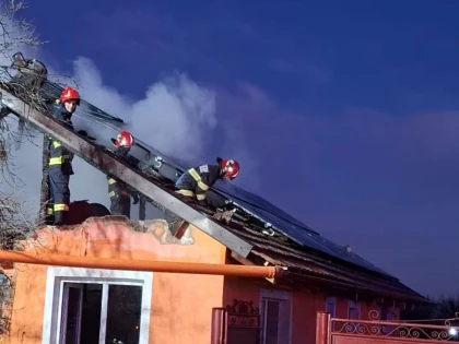 Incendiu puternic la Șeitin. O casă a ars pe 200 de metri pătrați