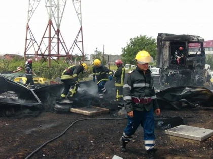 INCENDIU PUTERNIC LA UN ATELIER AUTO. AU ARS MII DE LITRI DE ULEI SI ZECI DE CAUCIUCURI (FOTO-VIDEO)