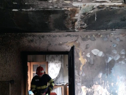 Incendiu puternic la un bloc de garsoniere de pe strada Predeal