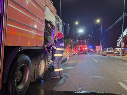 Incendiu puternic la un service auto din Arad. A fost emis mesaj RO-ALERT din cauza fumului dens