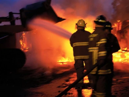 INCENDIU URMAT DE EXPLOZII, LA UN ATELIER DE DEZMEMBRĂRI AUTO DIN ARAD