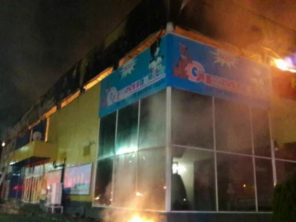 Incendiu violent la Gemi Center. Un pompier e rănit