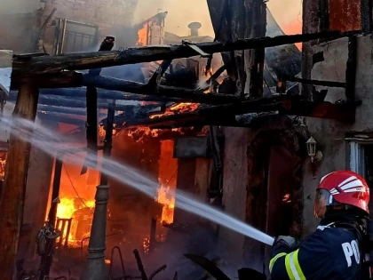 Incendiu violent la Lipova, stins cu ajutorul pompierilor din Bârzava