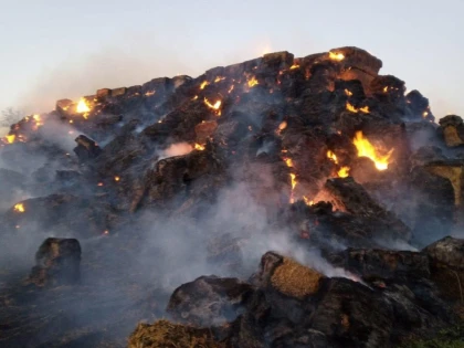 Incendiul de baloți de la Pecica, stins după patru zile de intervenție continuă