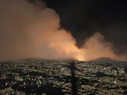 Incendiul de la groapa de gunoi nu a fost stins nici după două zile de intervenție