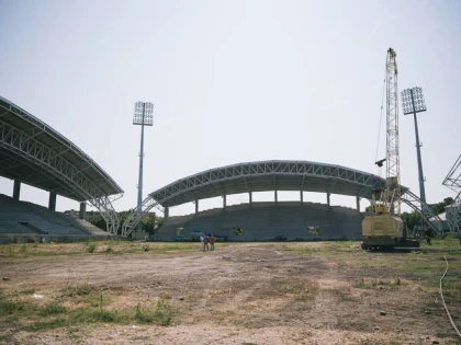 Încep lucrările de amenajare a gazonului la stadionul „Francisc Neumann”