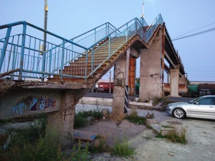 Începe demolarea pasarelei pietonale din stația CFR Aradul Nou