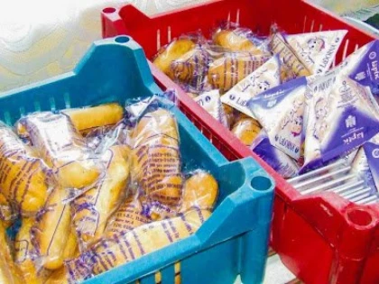 Începe distribuția de lapte, produse de panificație și mere în școli și grădinițe