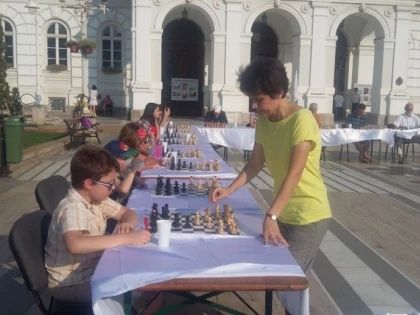 INCEPE FESTIVALUL DE SAH AL ARADULUI. SIMULTANUL DIN FATA PRIMARIEI, UN SUCCES