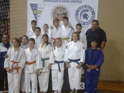 INCEPUT DE TOAMNA CU MEDALII ARADENE PE TATAMI
