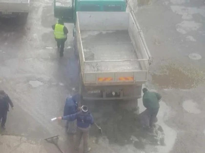 INCREDIBIL! Au “modernizat” gropile pline de apă din Micălaca!