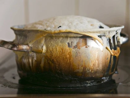 INGREDIENTE NATURALE CU CARE PUTEM CURĂŢA OALELE ARSE