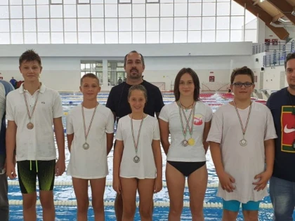 Înotătorii arădeni au făcut valuri la concursul internaţional de la Oroshaza