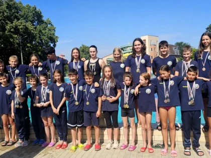Înotătorii de la CSȘ Gloria Arad au deschis noul sezon cu o salbă de medalii în Ungaria