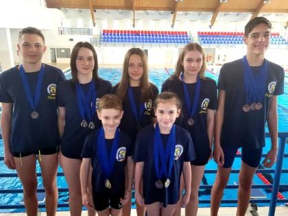 Înotătorii de la Gloria Arad au cucerit o salbă de medalii la concursul de la Szeged