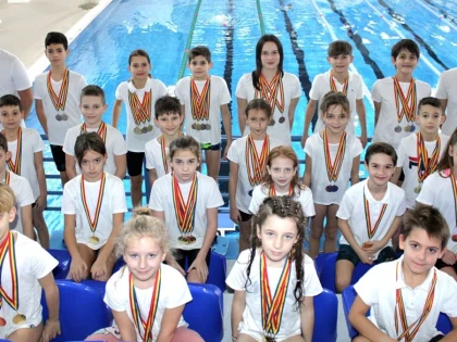 Înotătorii Gloriei Arad au luat o salbă de medalii la „Cupa de Sprint”, unde au doborât și trei recorduri!
