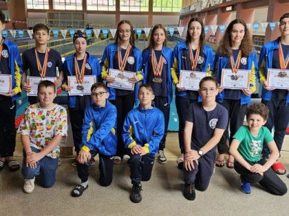 Înotătorii Gloriei Arad au urcat pe podiumul național școlar la nivel de cadeți și juniori