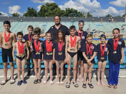 Înotătorii Gloriei Arad s-au întors cu o salbă de medalii din Ungaria