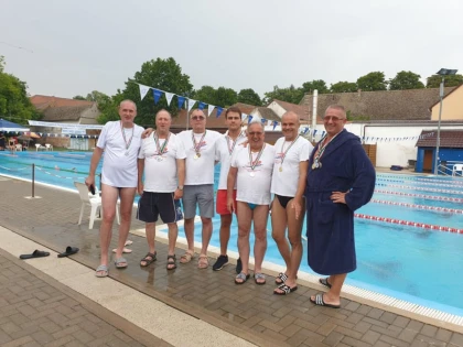 Înotătorii masters ai CSM Arad s-au remarcat la un concurs internaţional în Ungaria