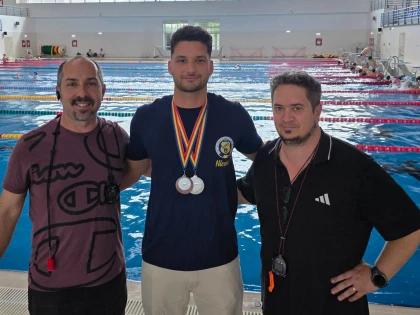 Înotătorul Lazăr Nicolae, de la CSȘ Gloria Arad, a cucerit două medalii la Campionatul Național Universitar