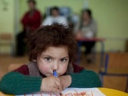 Înscrierea copiilor fără CNP la școală, adoptată în Camera Deputaților