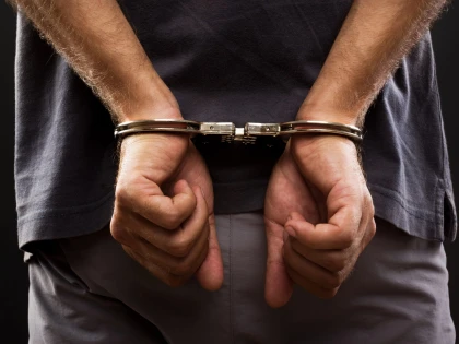 Înșelăciune de peste 36.000 de lire sterline la Lipova. Tânăr de 28 de ani, reținut de polițiști