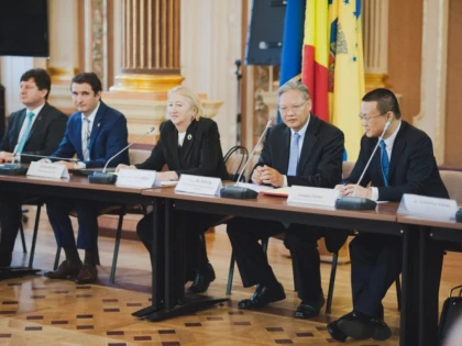ÎNTÂLNIRE OFICIALĂ CU AMBASADORUL CHINEI, LA PRIMĂRIA ARAD