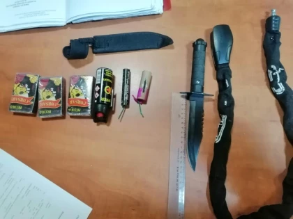 Intenționa să pătrundă la un meci de baschet feminin, dotat cu tot arsenalul: materiale pirotehnice, petarda cu fitil, cuțit si lanț de un metru