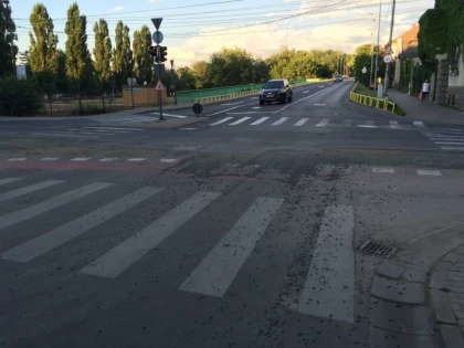 Intersecţia dintre „Bălcescu” şi „Decebal”, un pericol public!
