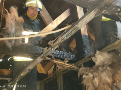 Intervenția promptă a pompierilor a salvat de la distrugere o casă din Cicir