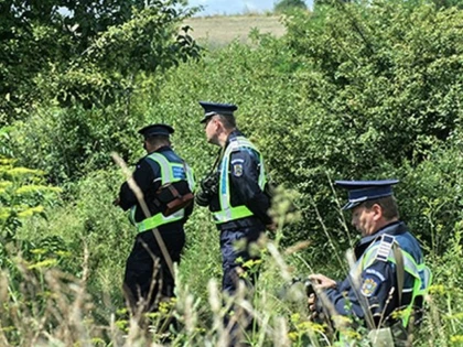 Intervenție în forță la Bata! Un bunic și doi nepoți rătăciți în pădure, găsiți după două ore de căutări