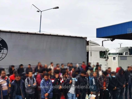 Într-un singur TIR au fost descoperite ascunse 54 de persoane, la PTF Nădlac II