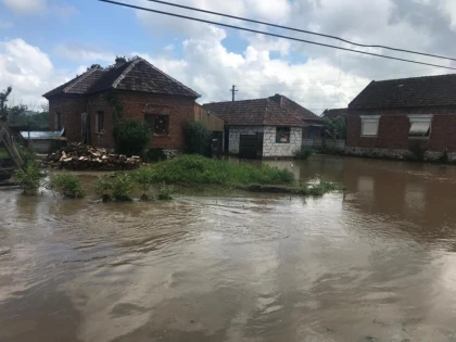 Inundații în comuna Bârzava. Zeci de gospodării sunt afectate