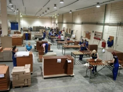 INVESTITIE DE 400.000 DE EURO LA ARAD, PENTRU EXTINDEREA PRODUCTIEI DE MOBILA