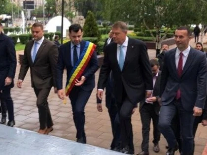 Iohannis i-a dat cu flit lui Falcă și a refuzat să vină la Arad