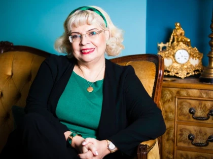 IRINA MARGARETA NISTOR : O SĂ NE AMINTIM DE FIECARE DATĂ DE EL ZÂMBIND