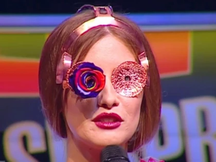 IULIA ALBU DĂ CU ȚINUTELE VEDETELOR DE PĂMÂNT