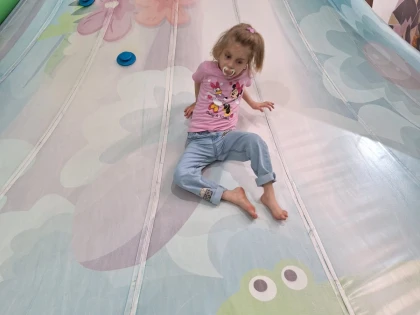 Iuliana are 8 ani, un zâmbet câștigat cu luni de terapie și un viitor care depinde de noi toți
