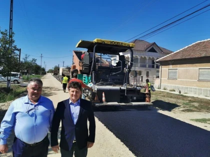 Iustin Cionca: ,,Asfaltăm drumul Nădab-Seleuș în ritm intens”