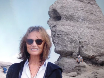 Jacqueline Bisset, despre Transilvania, mâncarea bună și hoții de lemne