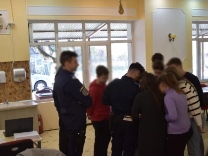 Jandarmi, profesori și elevi, împreună pentru descurajarea  bullying-ului în școli