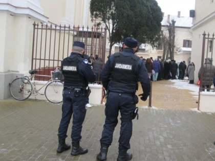 JANDARMII ARĂDENI ASIGURĂ ORDINEA ÎN DUMINICA FLORIILOR