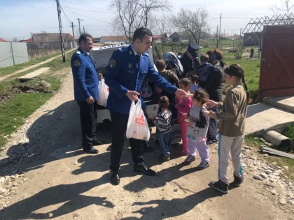 Jandarmii arădeni au adus din nou bucurie în casele celor nevoiași